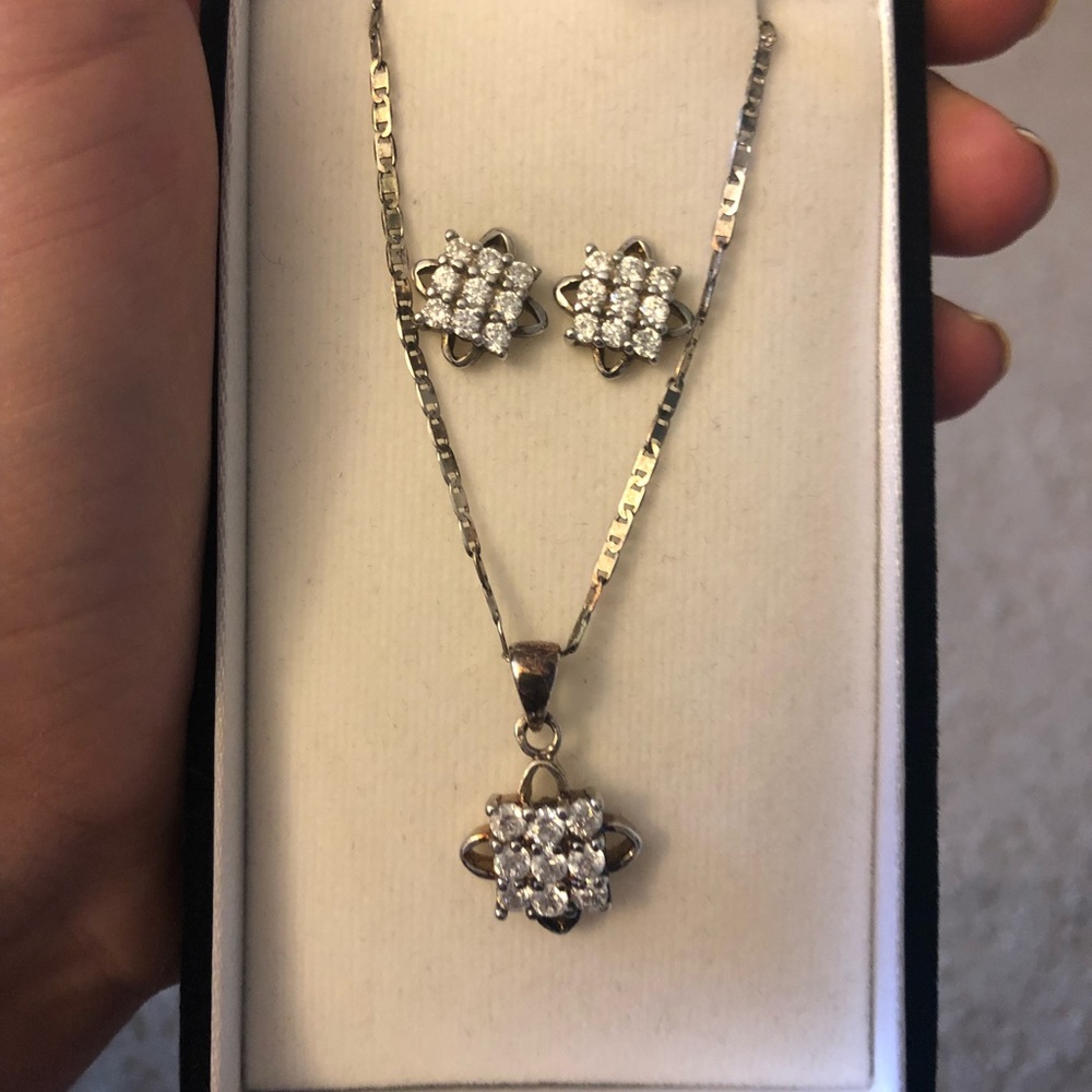 Silver necklace and earring set. Silver 925